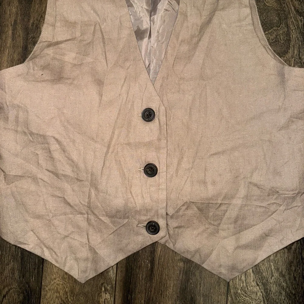 American Eagle Outfitters vest model